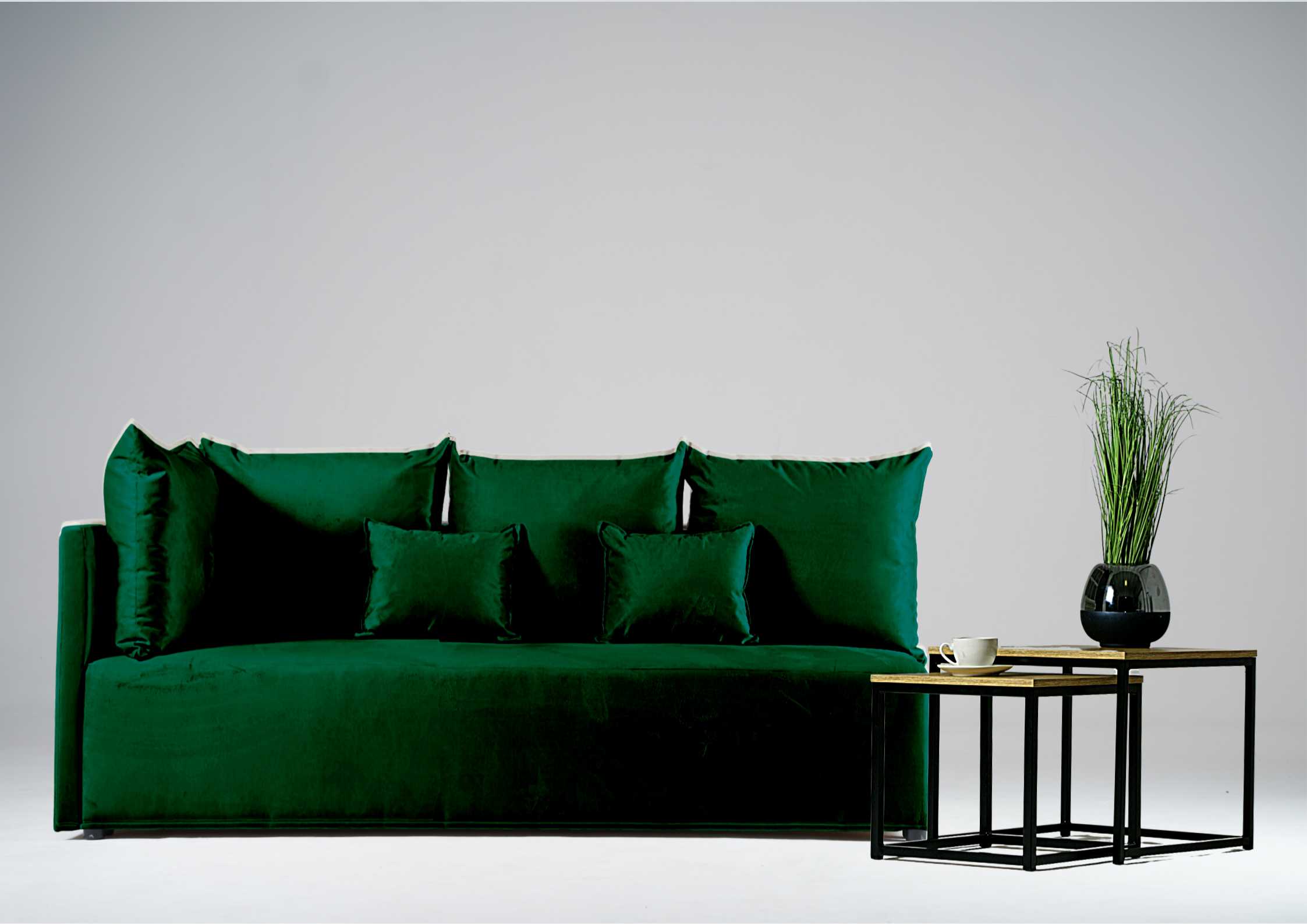 Zielona sofa do salonu